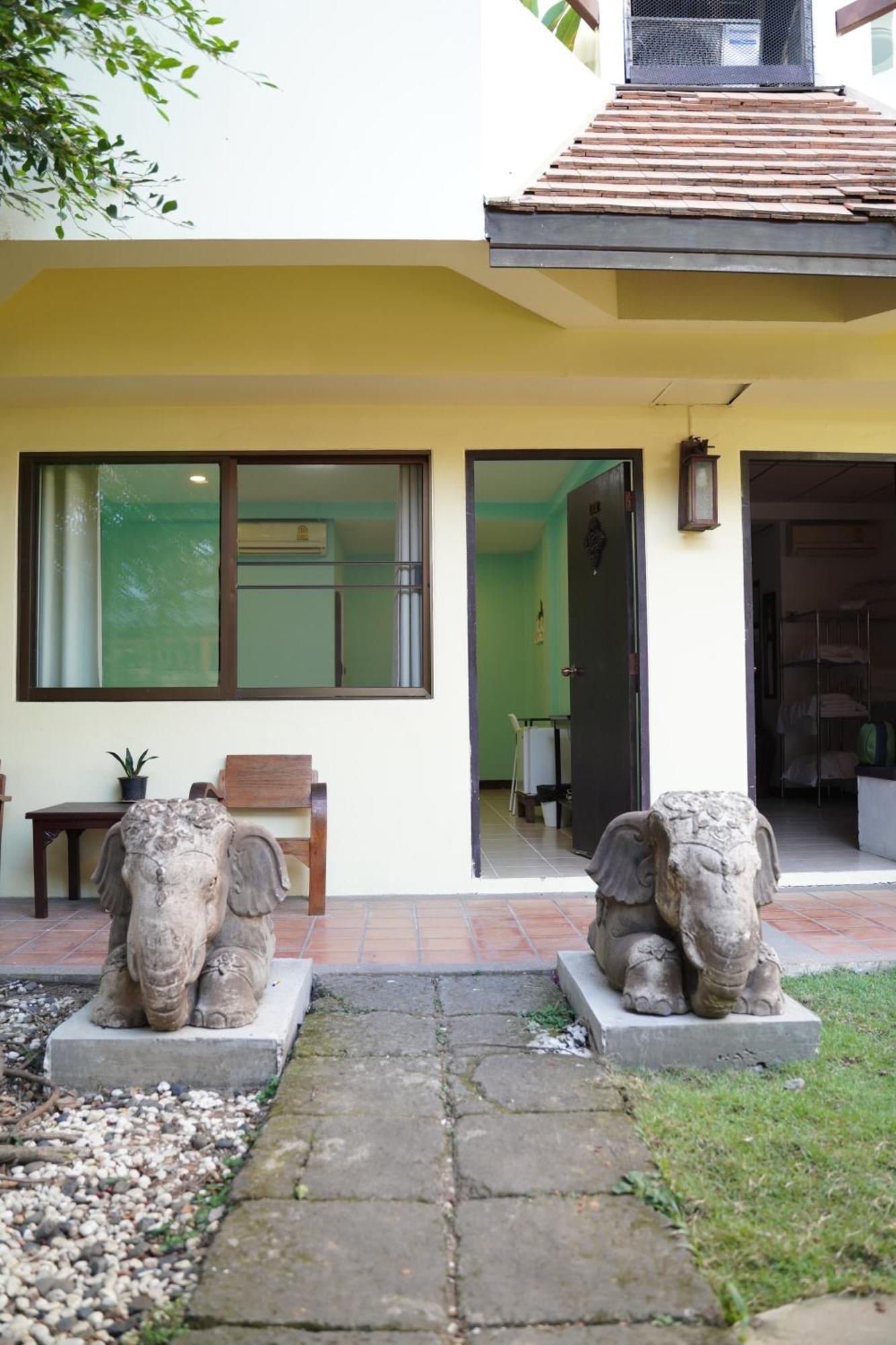 Elegant Lanna Guesthouse チエンマイ エクステリア 写真